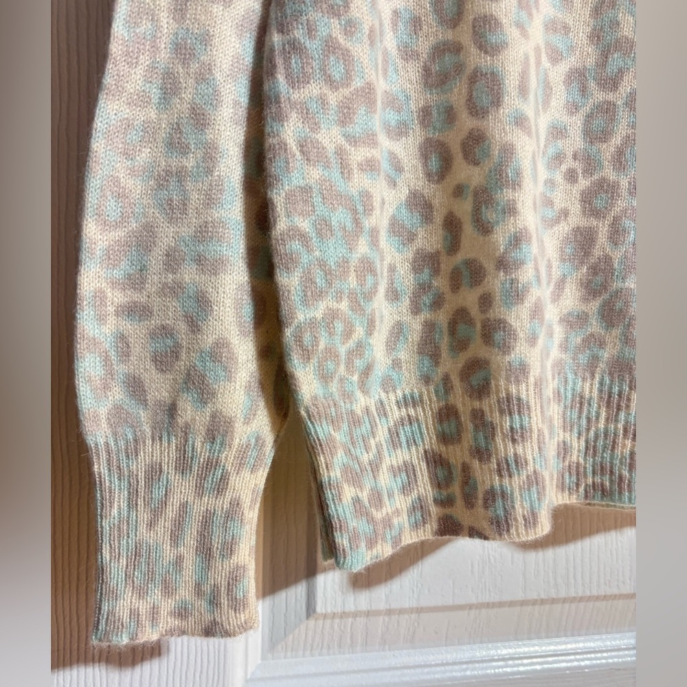 360 Cashmere Leopard Animal Print Lightweight Soft Ribbed Hem Sweater Size Small - Picture 4 of 8